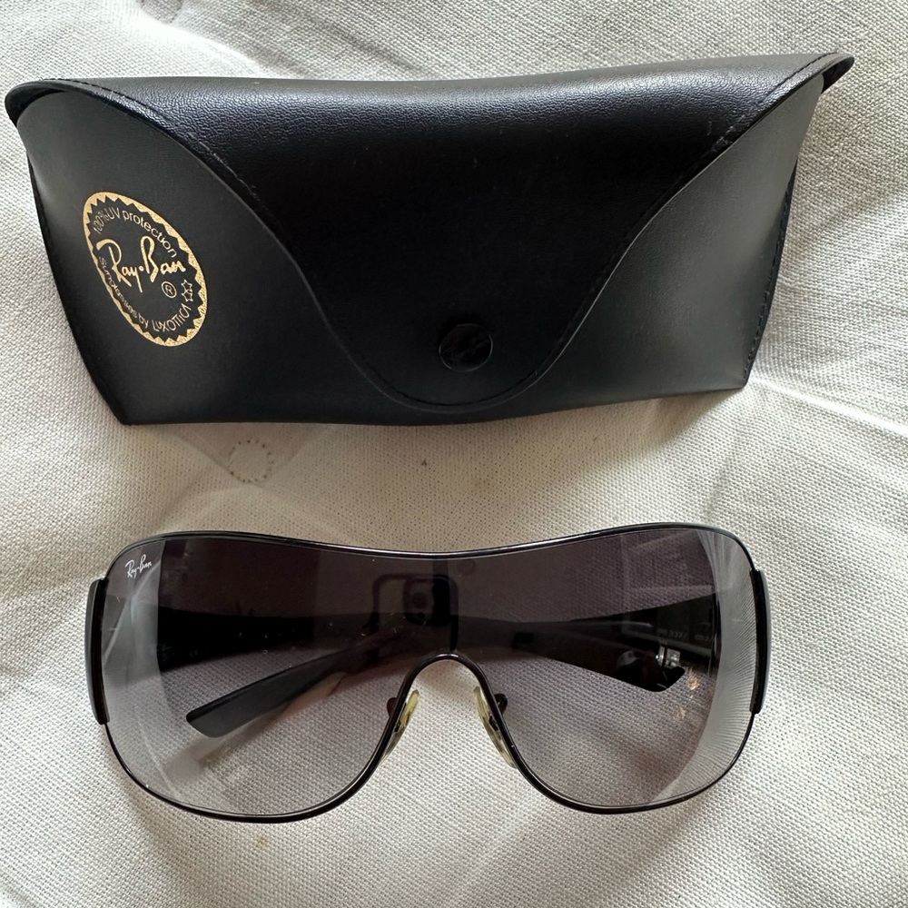 Ray Ban aviator style sunglasses